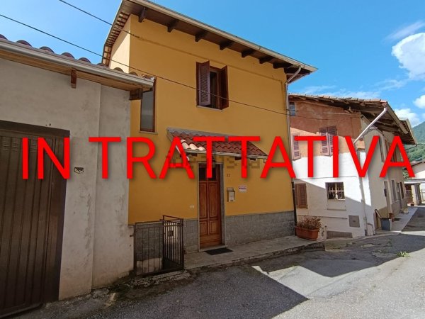 casa indipendente in vendita a Valdilana in zona Piana