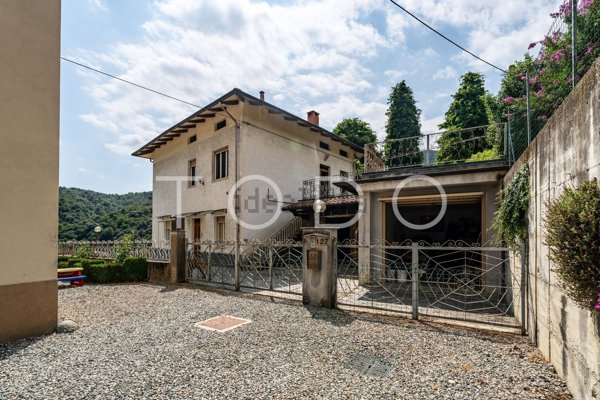 casa indipendente in vendita a Valdilana in zona Falcero