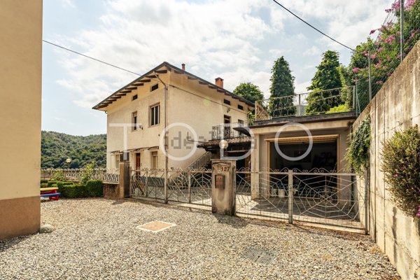 casa indipendente in vendita a Valdilana in zona Falcero