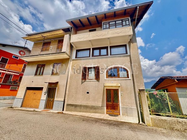 casa indipendente in vendita a Valdilana in zona Oro
