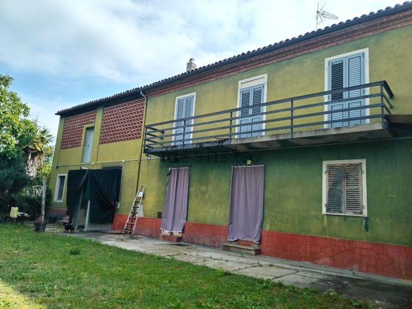 esavano in vendita ad Altavilla Monferrato in zona Franchini