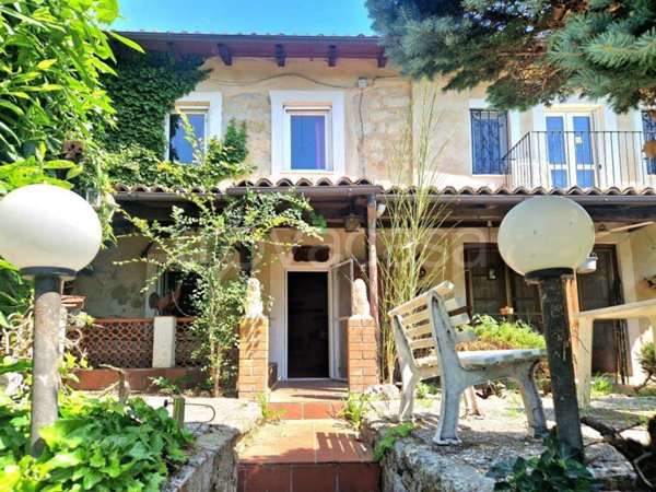casa indipendente in vendita ad Altavilla Monferrato in zona Casazze