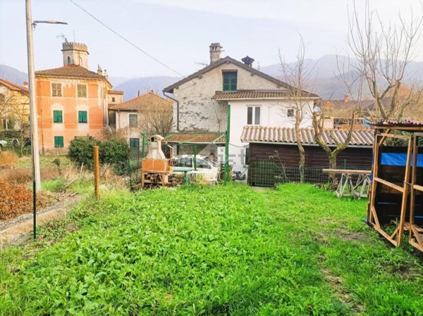 casa indipendente in vendita ad Arquata Scrivia in zona La Costa