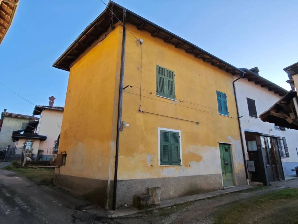 casa indipendente in vendita ad Arquata Scrivia in zona Pessino