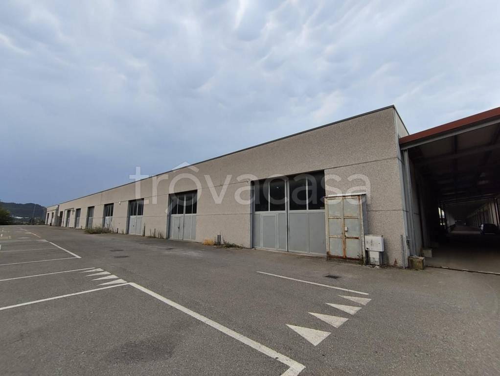 locale commerciale in vendita ad Arquata Scrivia in zona Val d'Arquata