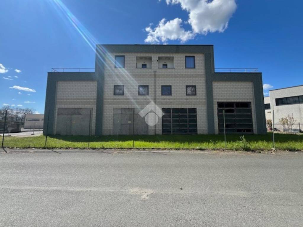 locale commerciale in vendita a Basaluzzo