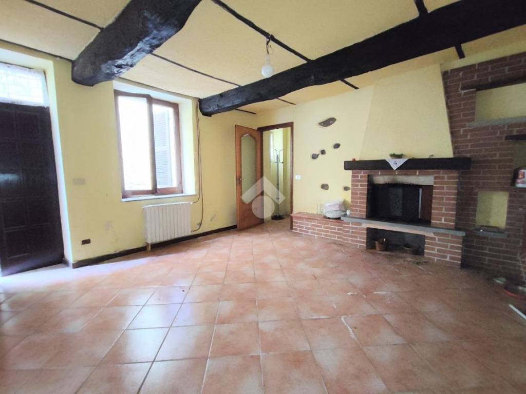 casa indipendente in vendita a Carezzano
