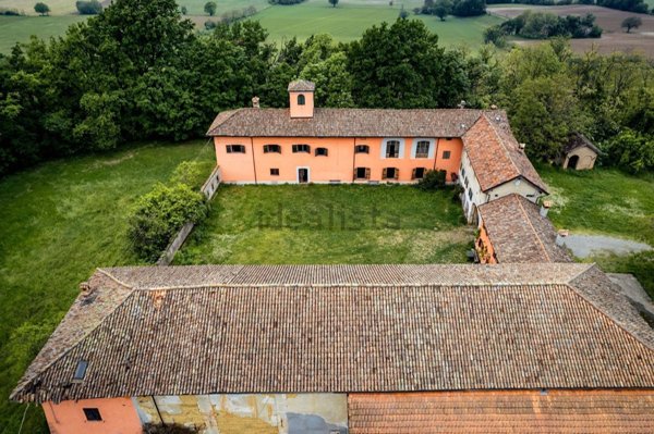 casale in vendita a Carezzano