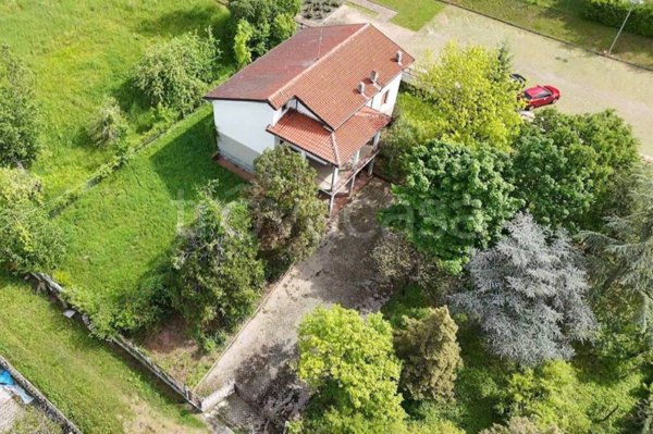 casa indipendente in vendita a Carezzano