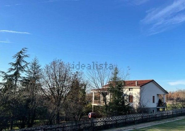 casa indipendente in vendita a Carezzano