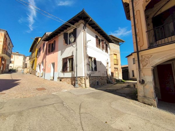 casa indipendente in vendita a Carezzano