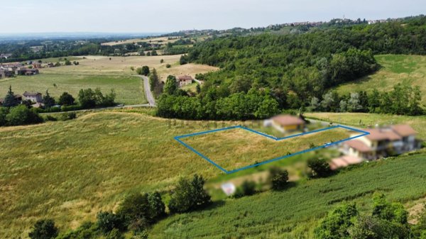 terreno edificabile in vendita a Carezzano