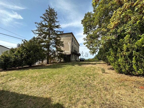 casa indipendente in vendita a Carezzano