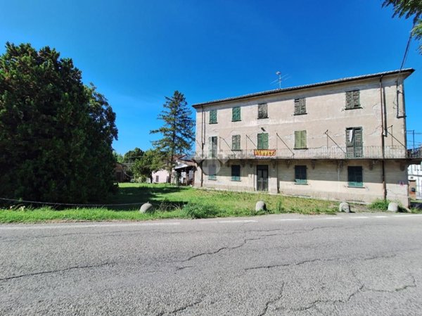 casa indipendente in vendita a Carezzano