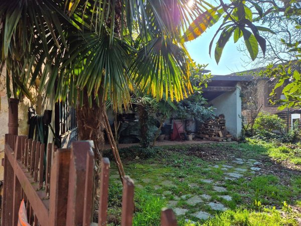 casa indipendente in vendita a Carezzano