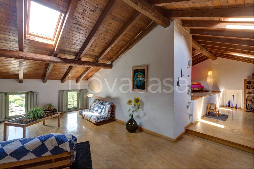 casa indipendente in vendita a Carezzano