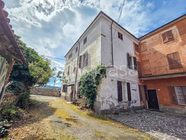 casa indipendente in vendita a Carezzano in zona Carezzano Maggiore