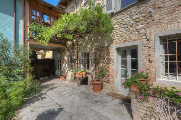 casa indipendente in vendita a Carezzano in zona Carezzano Maggiore
