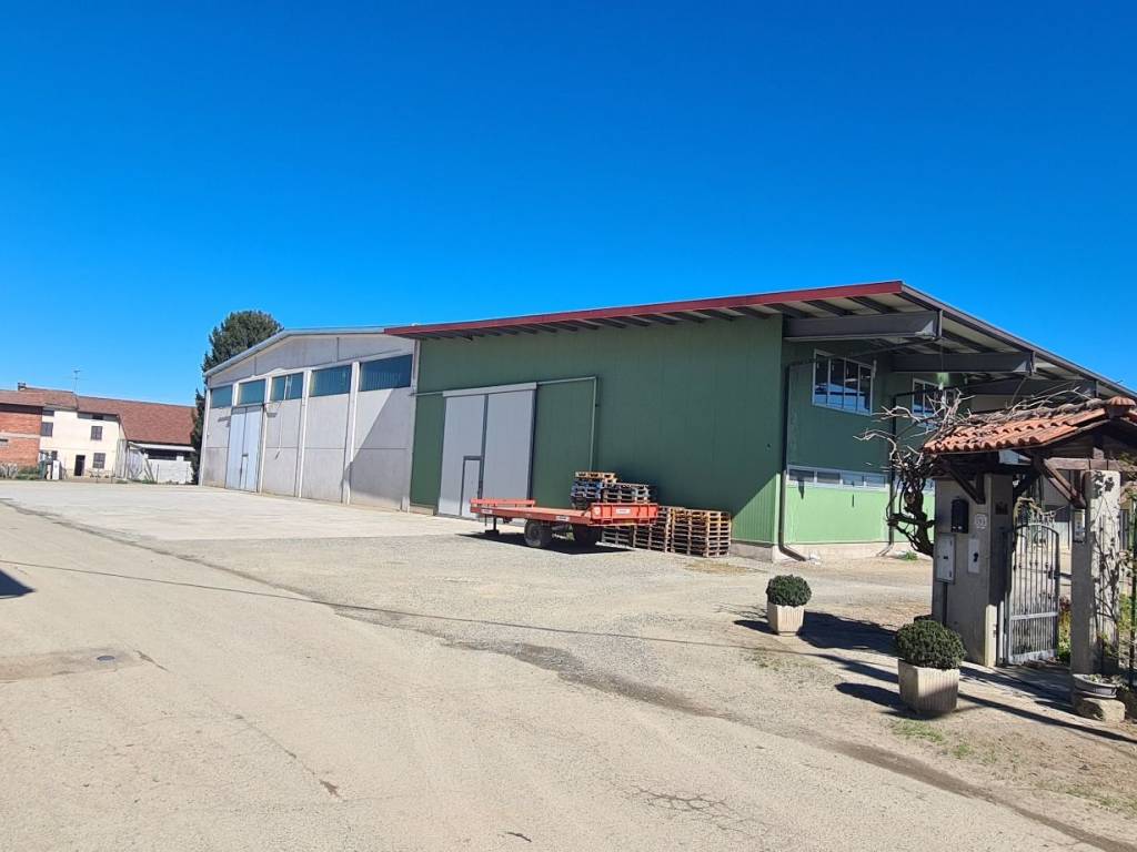 locale commerciale in vendita a Casal Cermelli