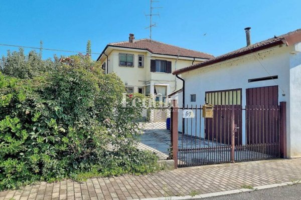 casa indipendente in vendita a Casale Monferrato in zona Casale Popolo