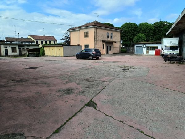 locale di sgombero in vendita a Casale Monferrato in zona Casale Popolo