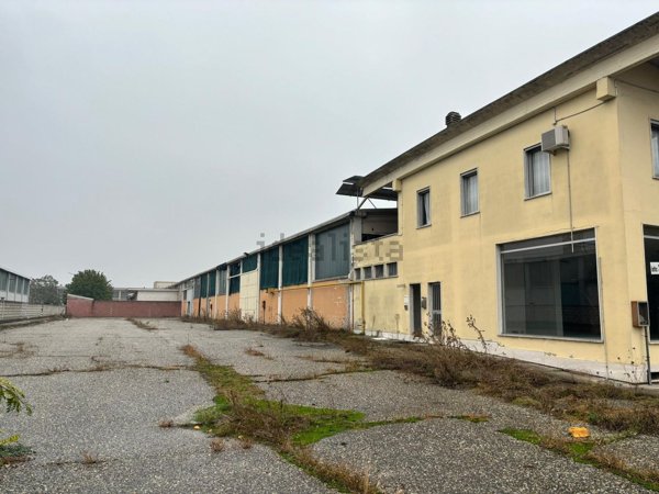 locale di sgombero in vendita a Casale Monferrato