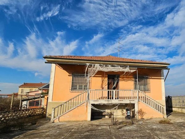 casa indipendente in vendita a Casale Monferrato in zona Casale Popolo