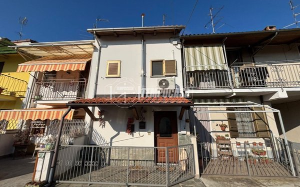 casa indipendente in vendita a Casale Monferrato in zona Casale Popolo