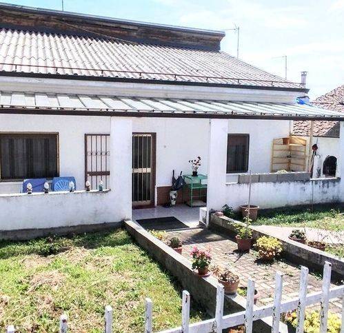 casa indipendente in vendita a Casale Monferrato in zona Vialarda