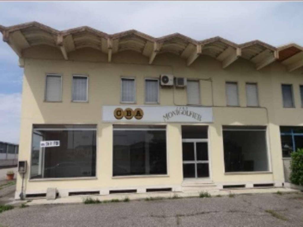 locale commerciale in vendita a Casale Monferrato
