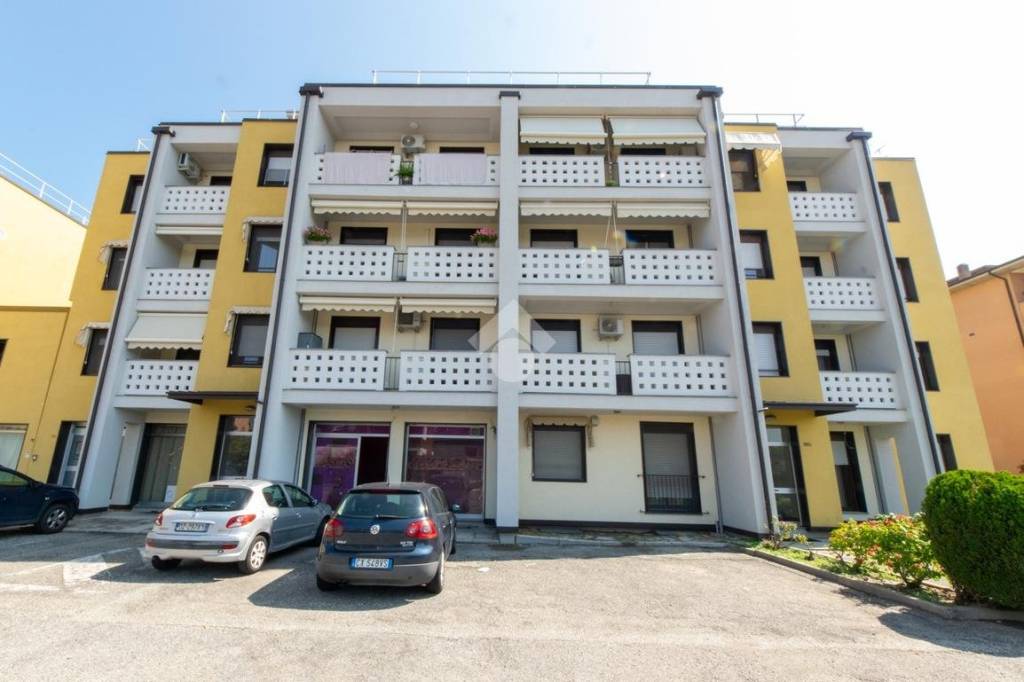 locale commerciale in vendita a Casale Monferrato