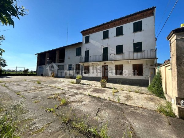 esavano in vendita a Castellazzo Bormida
