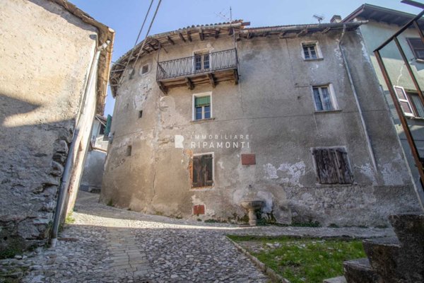 casa indipendente in vendita ad Abbadia Lariana in zona Linzanico