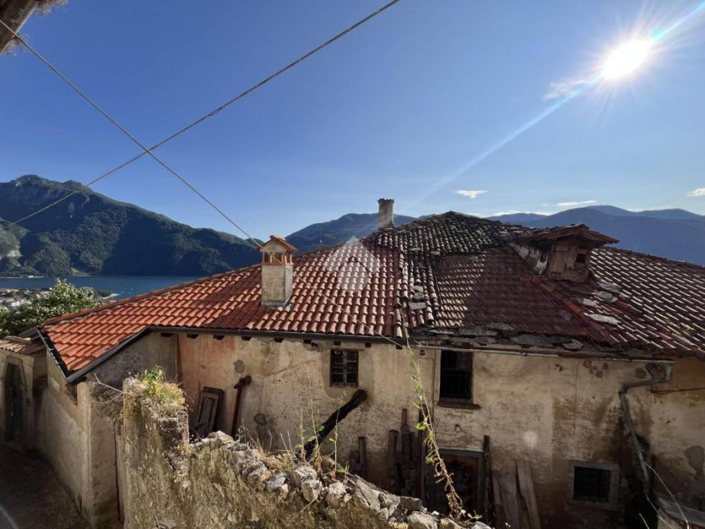 appartamento in vendita ad Abbadia Lariana in zona Crebbio