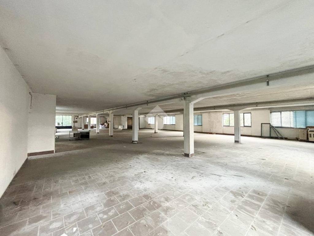 locale commerciale in vendita ad Abbadia Lariana