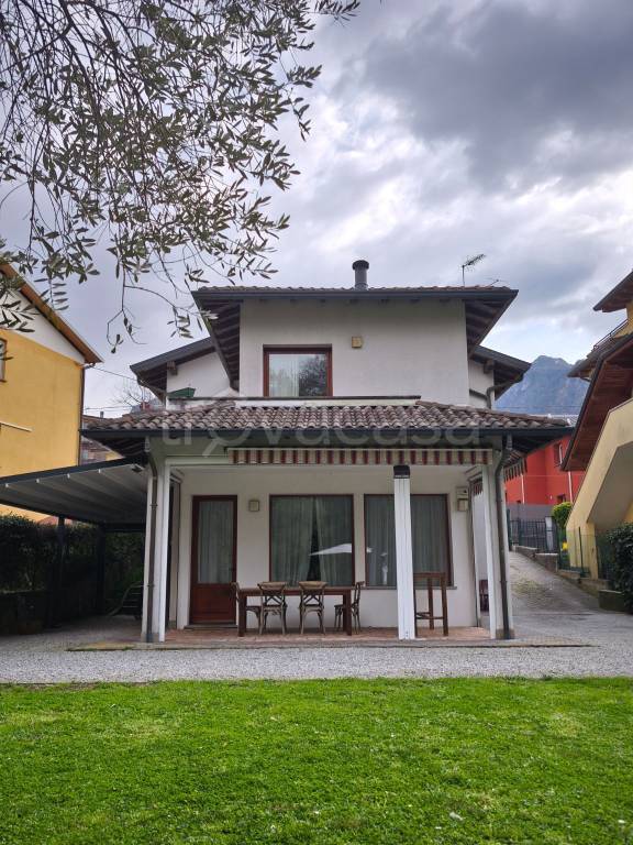 casa indipendente in vendita ad Abbadia Lariana