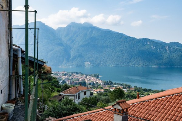 casa indipendente in vendita ad Abbadia Lariana in zona Crebbio
