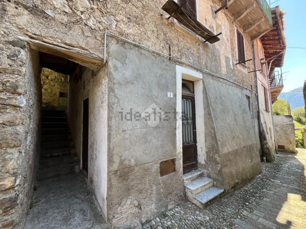 casa indipendente in vendita ad Abbadia Lariana in zona Crebbio