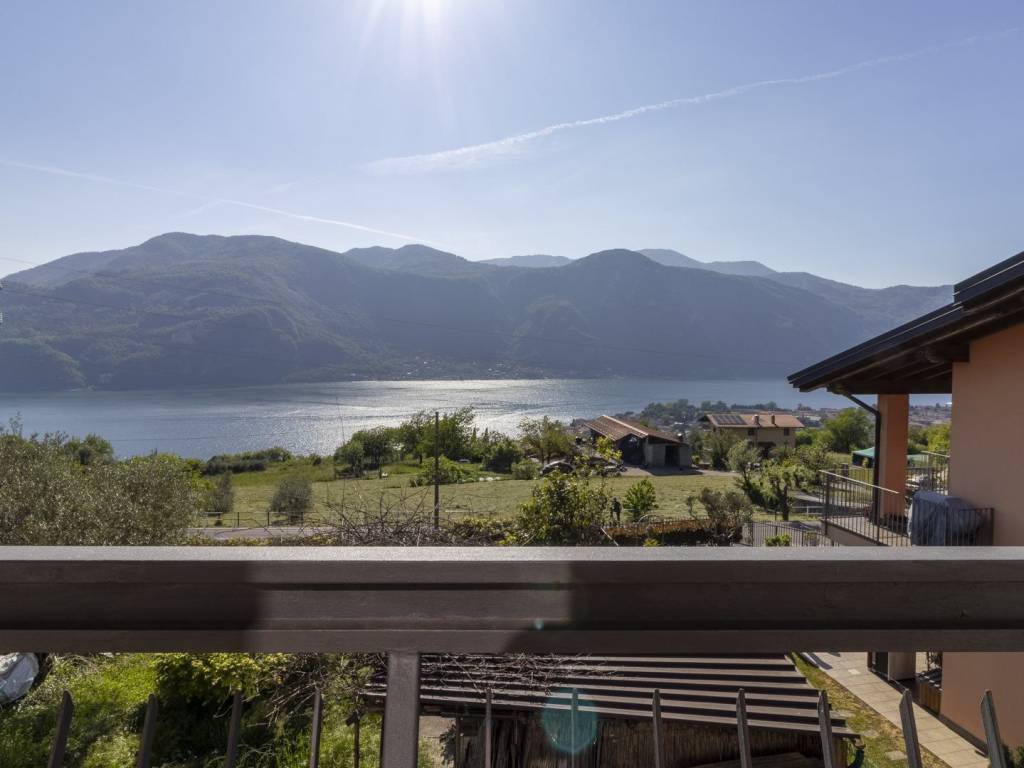 appartamento in vendita ad Abbadia Lariana in zona Crebbio