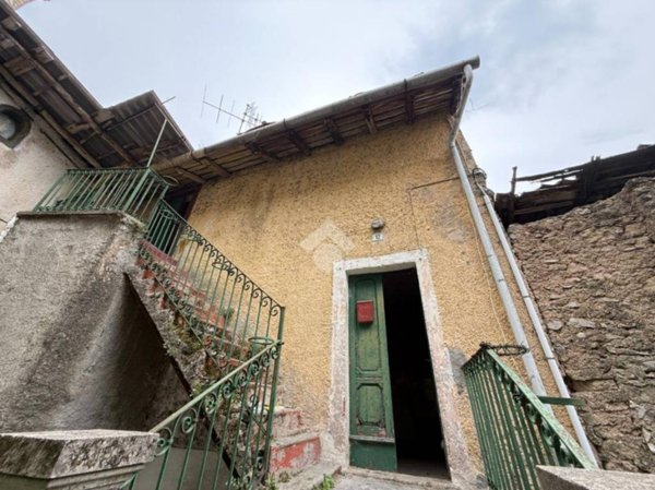 casa indipendente in vendita ad Abbadia Lariana in zona Crebbio