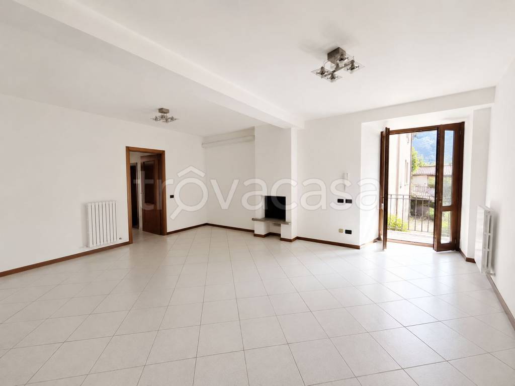 appartamento in vendita ad Abbadia Lariana in zona Borbino