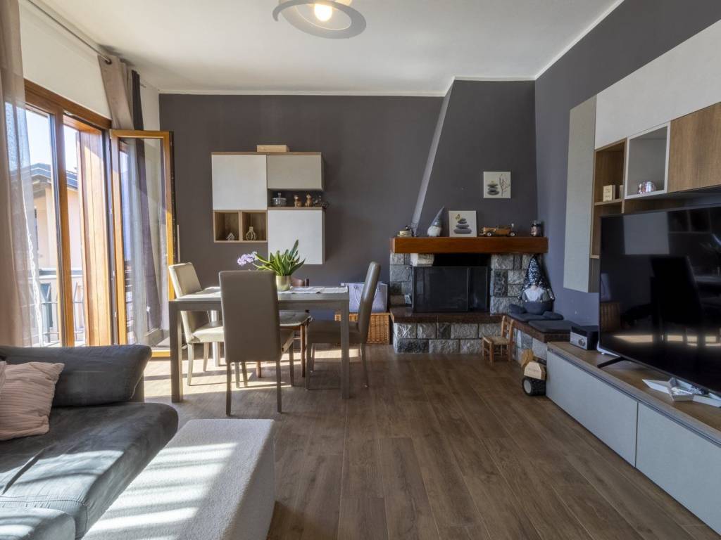 appartamento in vendita ad Abbadia Lariana in zona Crebbio