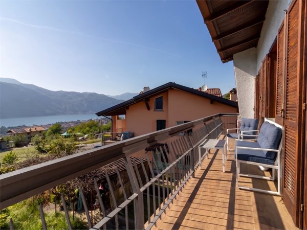 appartamento in vendita ad Abbadia Lariana in zona Crebbio