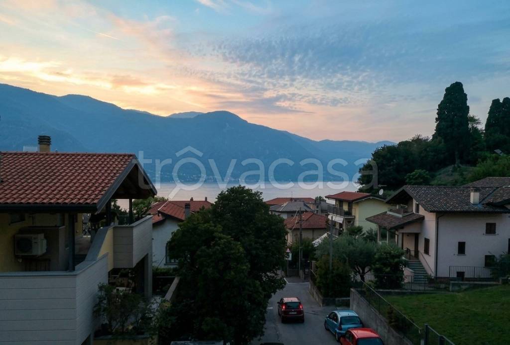 appartamento in vendita ad Abbadia Lariana in zona Castello