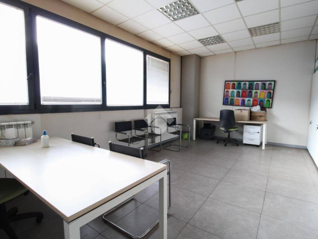 locale commerciale in vendita ad Airuno
