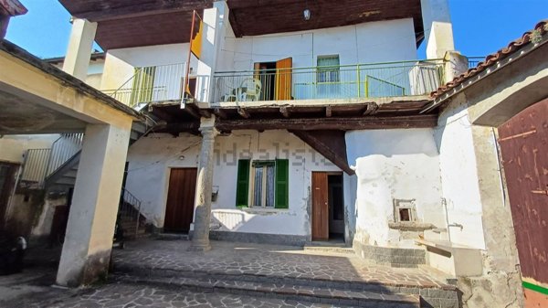 appartamento in vendita ad Airuno in zona Aizurro