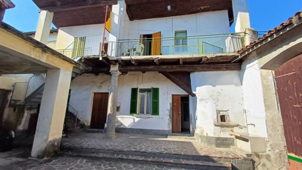 appartamento in vendita ad Airuno in zona Aizurro
