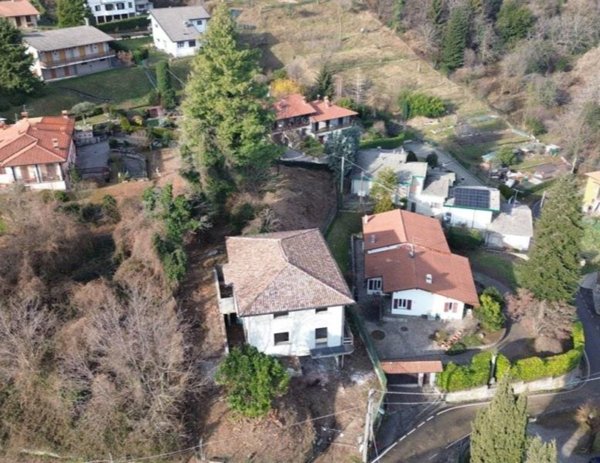 casa indipendente in vendita ad Airuno in zona Aizurro