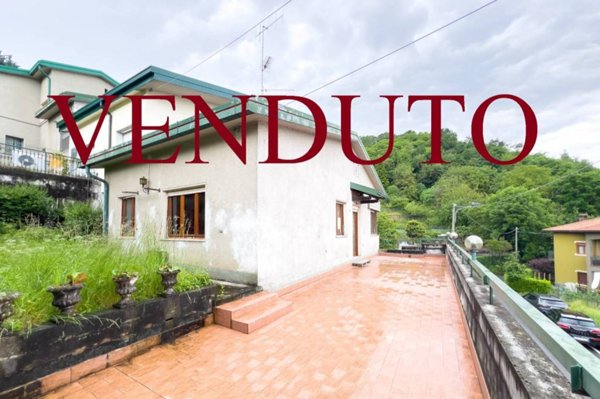 appartamento in vendita ad Airuno in zona Aizurro