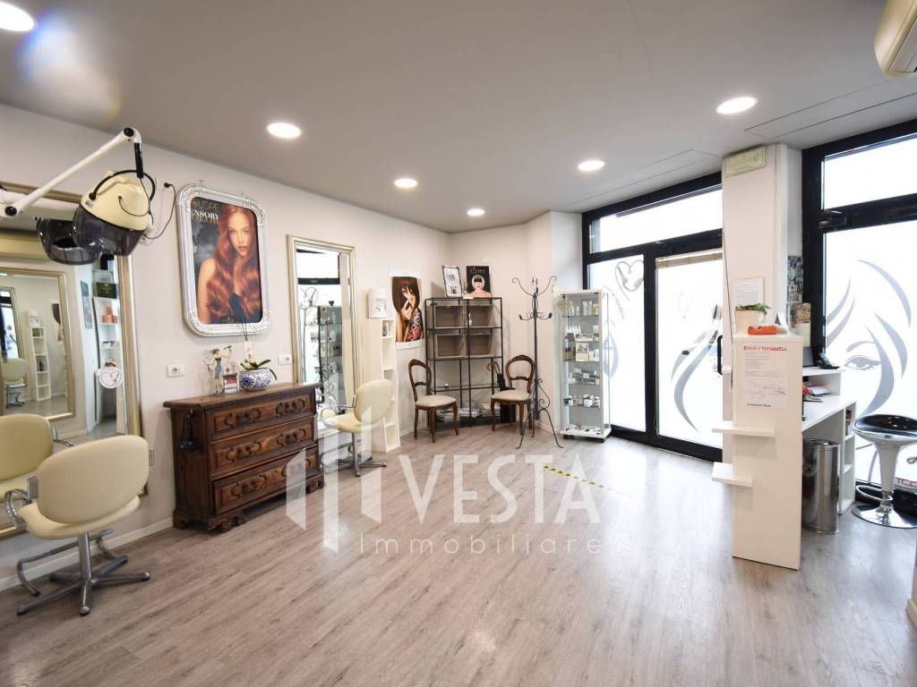 negozio in vendita ad Airuno